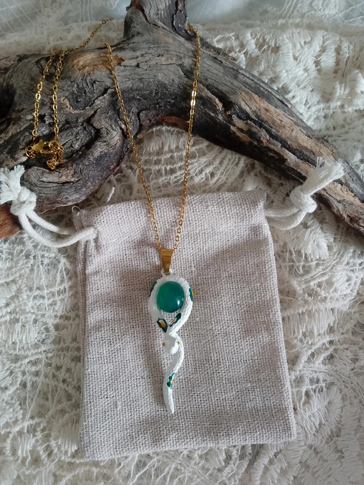 Collar de serpiente blanco con piedra natural verde – photo 4